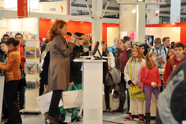 Autorin stellt ihr Buch auf der Buchmesse in Leipzig vor — Stockfoto