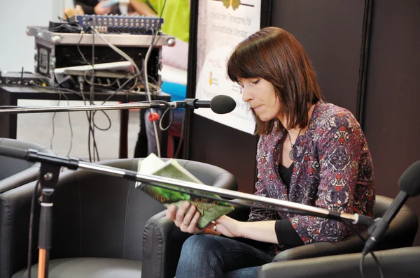 Author presenting her book at Leipzig Book fair — Stock Photo, Image