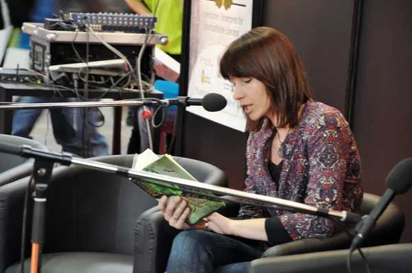 Author presenting her book at Leipzig Book fair — Stock Photo, Image