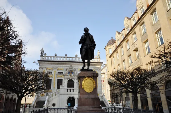 Estatua del joven Johann Wolfgang Goethe en el Naschmarkt en Leipzig, Alemania — Foto de Stock