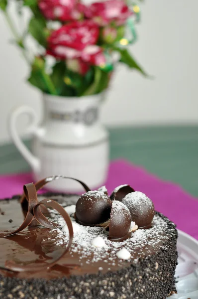 Hermosas rosas y un pastel de chocolate — Foto de Stock