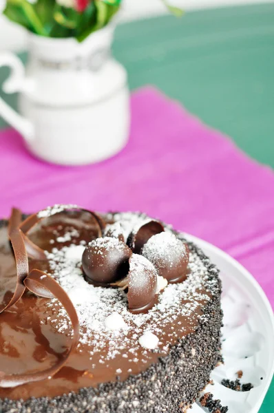 Schöne Rosen und ein Schokoladenkuchen — Stockfoto