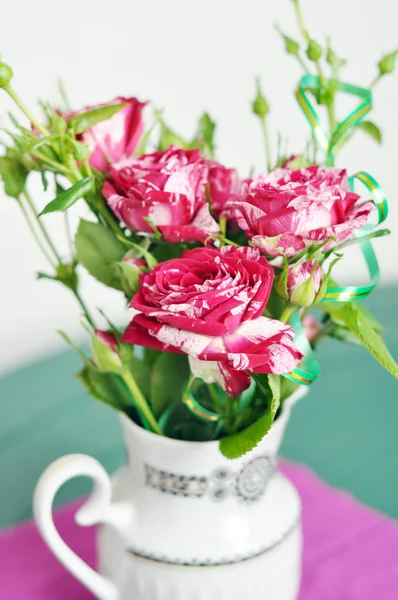 Schöne Rosen in einer Vase — Stockfoto