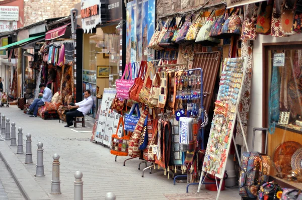 istanbul sokaklarında Hatıra Eşyası satan