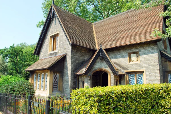 Beautiful traditional English cottage — Stock Photo, Image
