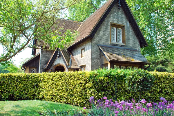 Beautiful traditional English cottage — Stock Photo, Image