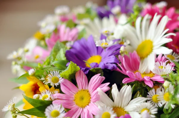 Bouquet of simple flowers on the table — Stock Photo, Image