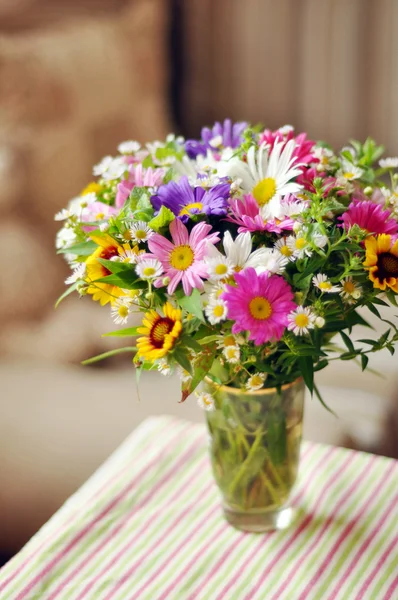 Bouquet of simple flowers on the table — Stock Photo, Image