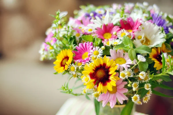 Bouquet of simple flowers on the table — Stock Photo, Image