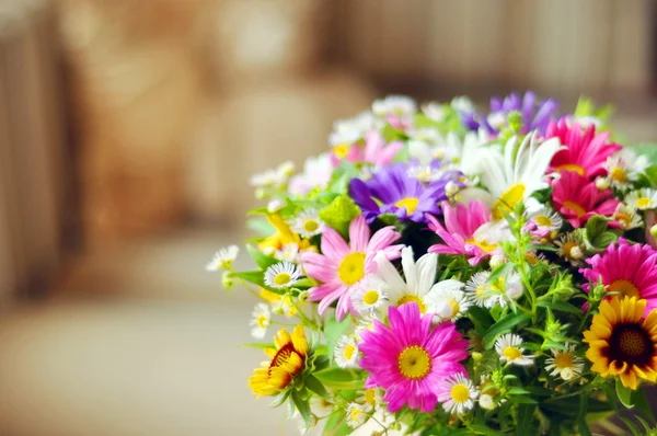Bukiet prosty kwiaty na stole — Zdjęcie stockowe