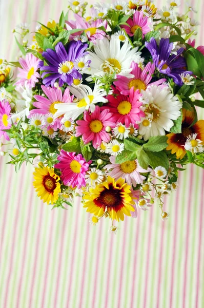 Букет простих квітів на столі — стокове фото