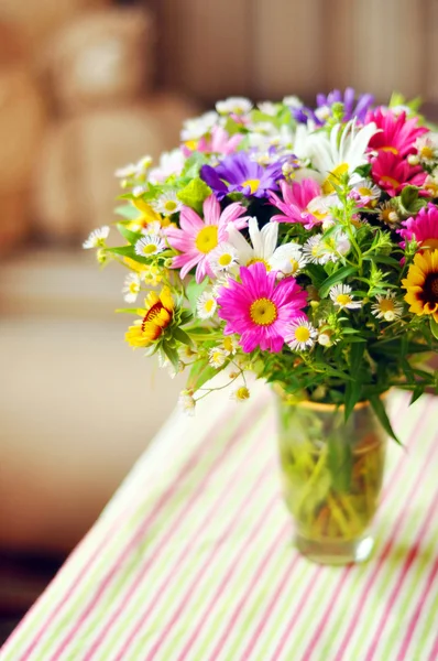 Strauß einfacher Blumen auf dem Tisch Stockbild
