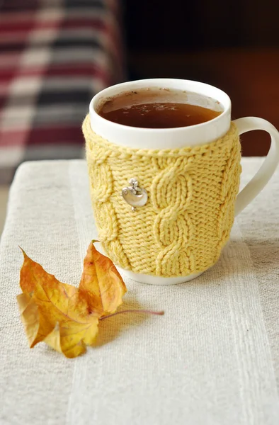 Hot tea in a mug — Stock Photo, Image