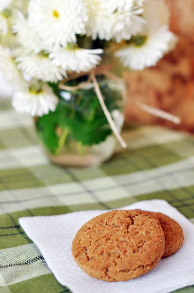 Bodegón de tortas de avena caseras, té y crisantemos — Foto de Stock