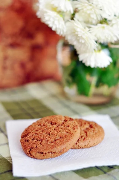 Bodegón de tortas de avena caseras, té y crisantemos — Foto de Stock