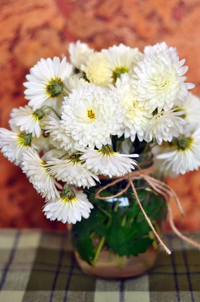 Still life of chrysanthemums in small vase. Rustic style — Stock Photo, Image