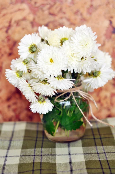Still life of chrysanthemums in small vase. Rustic style — Stock Photo, Image