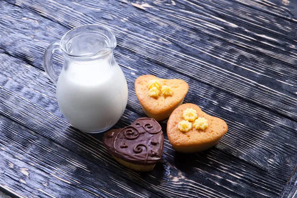Φρέσκο υγιεινό γάλα και muffins — Φωτογραφία Αρχείου