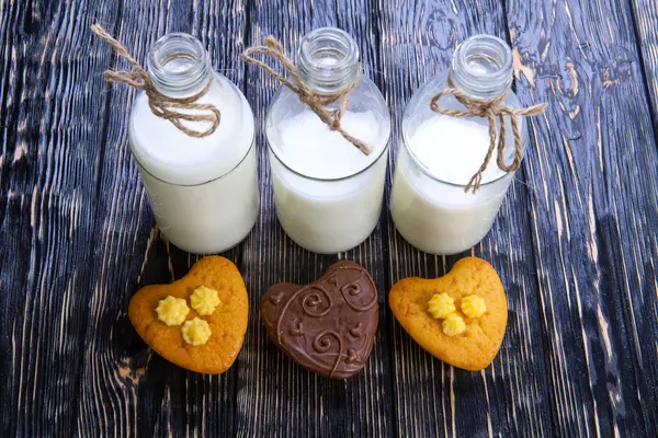 Leche y magdalenas frescas y saludables — Foto de Stock