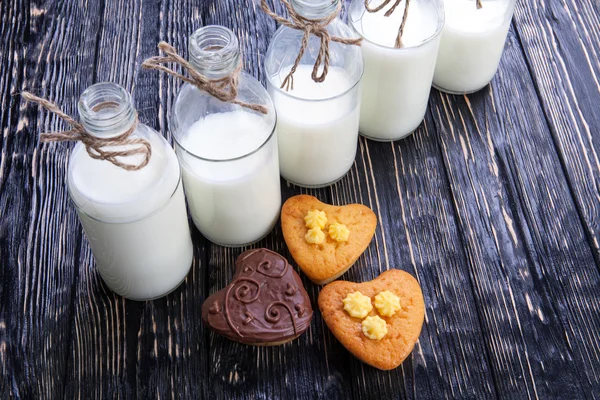 Verse gezonde melk en muffins — Stockfoto