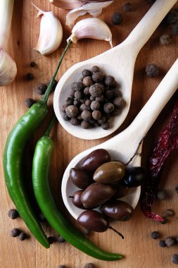 zeytin ve ahşap zemin üzerine baharat