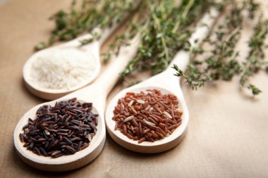 Kırmızı ve beyaz pirinç üzerine tahta kaşıklar