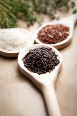 Kırmızı ve beyaz pirinç üzerine tahta kaşıklar