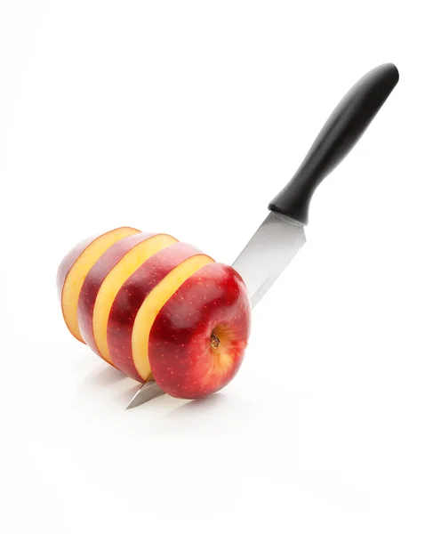 Нарезанное красное яблоко — стоковое фото