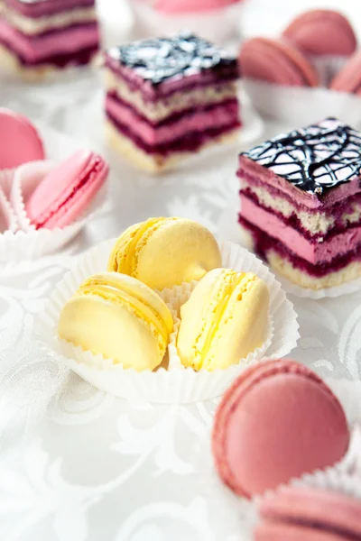 Macaroons coloridos e bolo — Fotografia de Stock