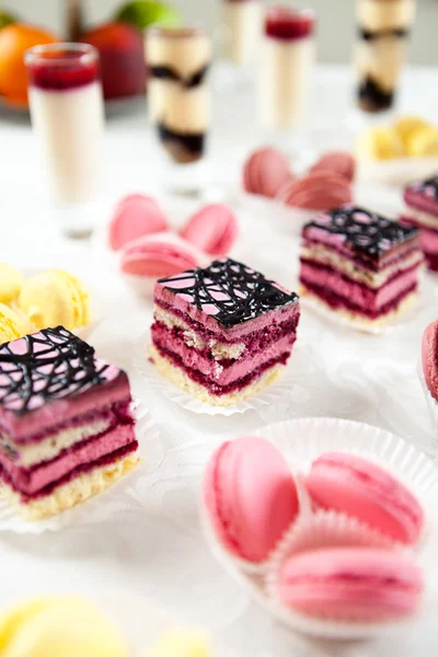 Macarons colorés et gâteau aux biscuits — Photo