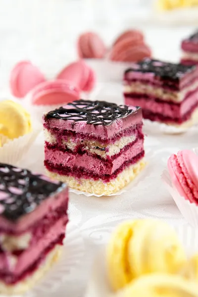 Coloridos macarrones y pastel de galletas — Foto de Stock