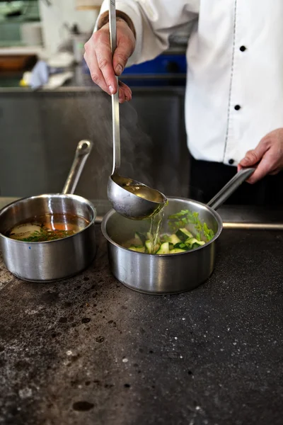 Chef-kok in een professionele keuken — Stockfoto