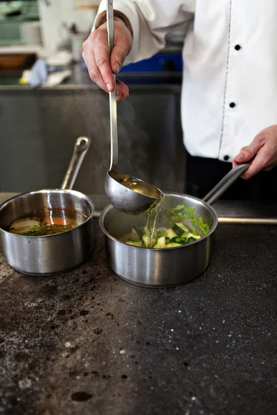 Chef in una cucina professionale — Foto Stock