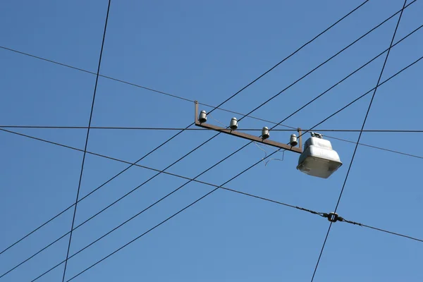 Kablolar, lamba ve gökyüzü