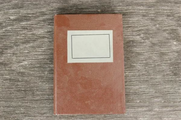 Ahşap zemin üzerine eski bir kitap