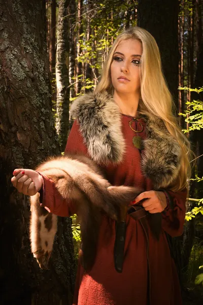 Скандинавская девушка с меховыми шкурами — стоковое фото