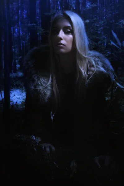 Menina escandinava na floresta noturna — Fotografia de Stock