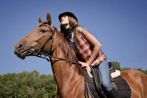 Cowgirl berijden van een baai paard — Stockfoto