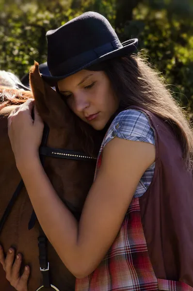 Cowgirl mit Hut und braunem Pferd — Stockfoto