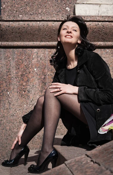 Beautiful italian woman sitting on steps — Stock Photo, Image