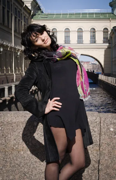 Vacker italiensk kvinna på den gamla stad kanalen — Stockfoto