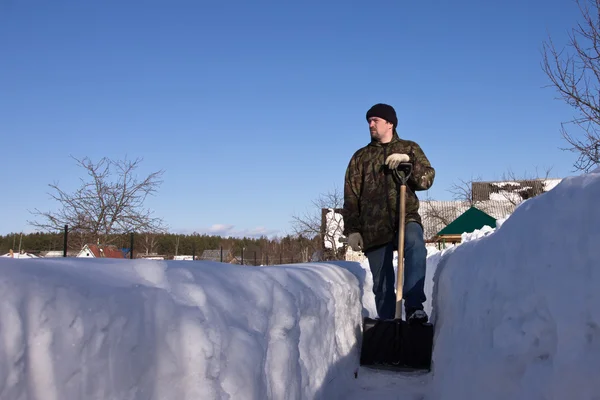 雪铲的男人 — 图库照片
