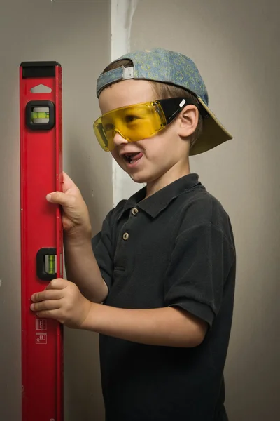Pojke i glasögon med en vägg — Stockfoto
