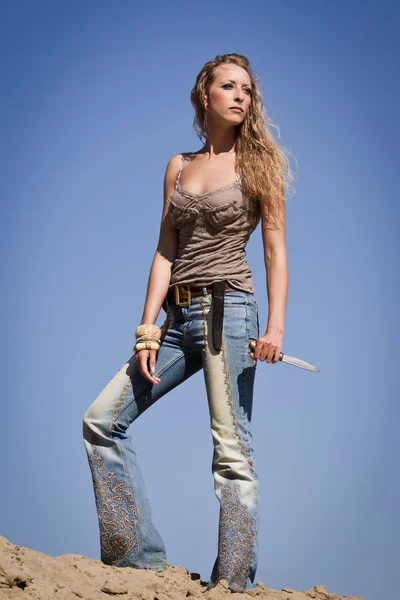 Cowgirl con coltello su sfondo cielo blu — Foto Stock