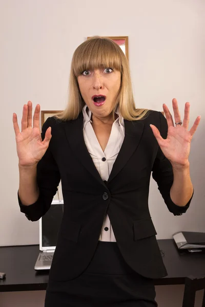 Испуганная деловая женщина в офисе — стоковое фото