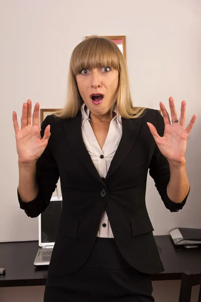 Mujer de negocios asustada en una oficina — Foto de Stock