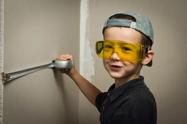 Мальчик в очках с рулеткой — стоковое фото