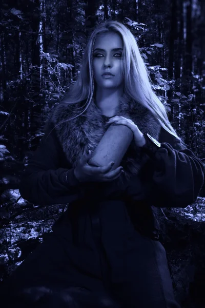 Skandinávská čarodějnice věštkyně s runami — Stock fotografie