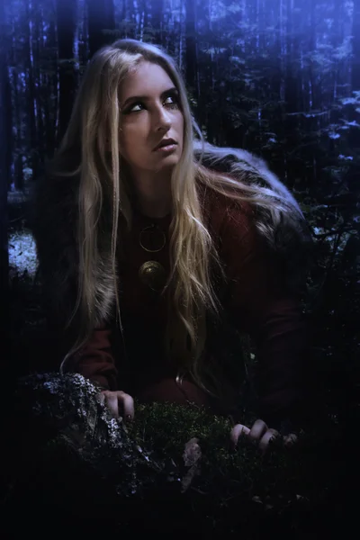 Skandynawskie dziewczyna w nocy w lesie — Zdjęcie stockowe