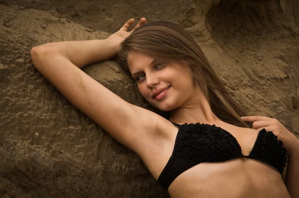 Jolie fille sur une plage de sable fin — Photo